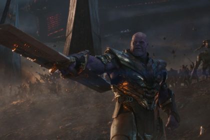 Capitão América levantando o Mjolnir em Avengers: Endgame