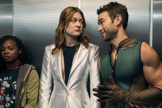 Chace Crawford e PJ Byrne em cena da nova comédia da Amazon.