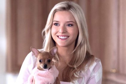 Elle e personagens da série em uma cena da 2ª temporada.