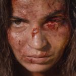Pôster do filme Evil Dead Burn com elementos de terror e suspense.