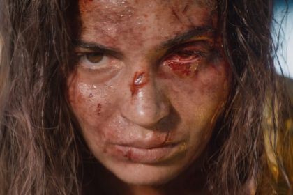 Pôster do filme Evil Dead Burn com elementos de terror e suspense.