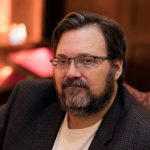 Brandon Sanderson em evento de literatura