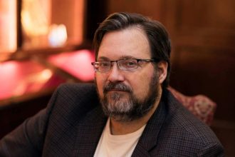 Brandon Sanderson em evento de literatura