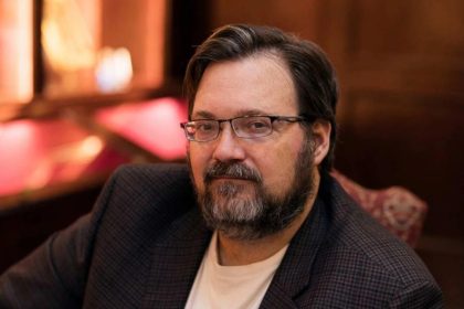 Brandon Sanderson em evento de literatura