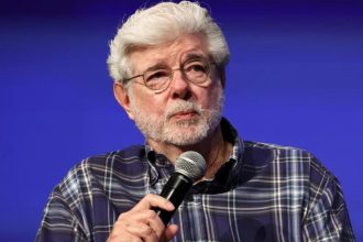 George Lucas defendendo Jar Jar Binks