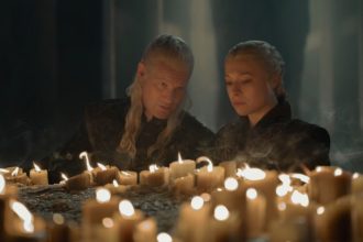 Ewan Mitchell interpretando Aemond Targaryen em House of the Dragon.