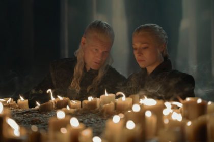 Ewan Mitchell interpretando Aemond Targaryen em House of the Dragon.