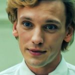 Jamie Campbell Bower como Celeborn em The Rings of Power