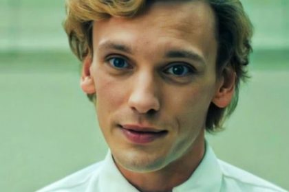 Jamie Campbell Bower como Celeborn em The Rings of Power