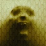 Cenas de horror analógico com estética vintage.