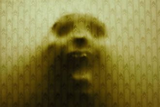 Cenas de horror analógico com estética vintage.