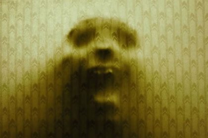Cenas de horror analógico com estética vintage.