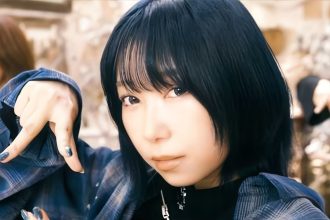 Aika Kobayashi em clipe de BLUE MAGIC