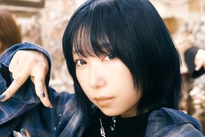 Aika Kobayashi em clipe de BLUE MAGIC