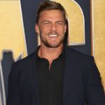 Alan Ritchson em cena de Blue Mountain State
