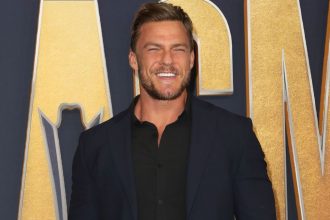 Alan Ritchson em cena de Blue Mountain State