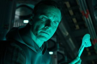 Michael Fassbender em cena da nova série de Alien