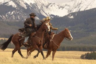 Ed Harris durante as gravações de Dutton Ranch