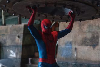 Homem-Aranha e Hulk em luta épica