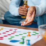 Jogos de tabuleiro em uma mesa durante o inverno.