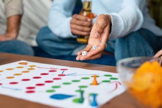 Jogos de tabuleiro em uma mesa durante o inverno.