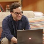 Johnny Galecki no palco em Kowalski