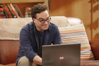 Johnny Galecki no palco em Kowalski