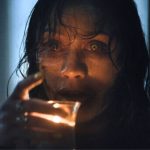 Cena do filme Evil Dead Burn com efeitos de sangue
