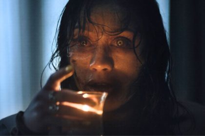 Cena do filme Evil Dead Burn com efeitos de sangue
