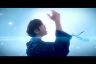Makoto Furukawa durante apresentação musical