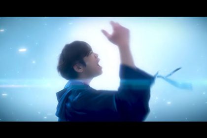 Makoto Furukawa durante apresentação musical