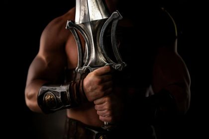 Capa do filme Mestres do Universo com He-Man em destaque