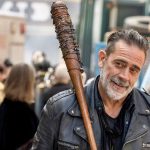 Negan de The Walking Dead com seu bastão Lucille