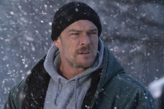 Alan Ritchson como Batman