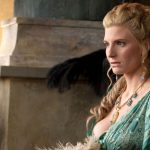 Personagens da série Spartacus em cena de batalha