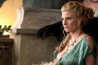 Personagens da série Spartacus em cena de batalha