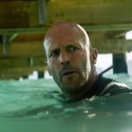 Jason Statham em cena de Meg 2 The Trench