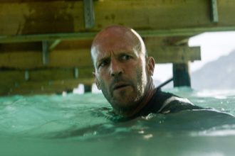 Jason Statham em cena de Meg 2 The Trench