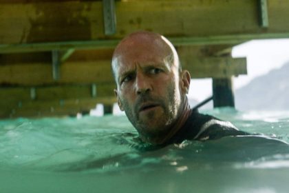 Jason Statham em cena de Meg 2 The Trench