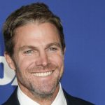 Stephen Amell no teaser do reboot de Baywatch