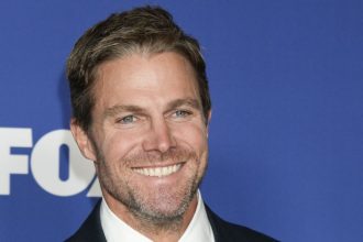 Stephen Amell no teaser do reboot de Baywatch