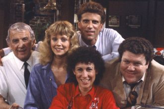Nova Versão Britânica de Cheers Promete Surpreender - Cheers britânico