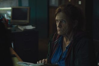 Dale Dickey Brilha em Cena Desafiadora de ‘Widow’s Bay’ - Dale Dickey