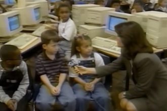 Vídeo de IA dos Anos 90 Desafia a Confiança nas Imagens - Flux 3