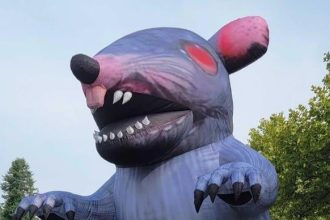Protesto com Rato Inflável na Bethesda Contra Demissões - protesto Bethesda