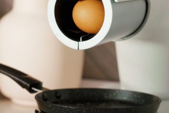 E.G.O.R.: O Robô de $400 que Revoluciona o Preparo de Ovos - robô de cozinha