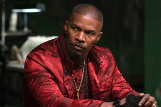 Jamie Foxx Lidera ‘Deadlocked’ com Ação de Tirar o Fôlego - Deadlocked